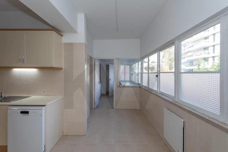 Apartamento T5 para Arrendamento em Santo António Foto 28