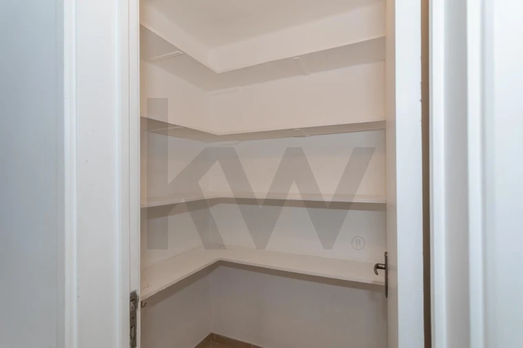 Apartamento T5 para Arrendamento em Santo António Foto 27