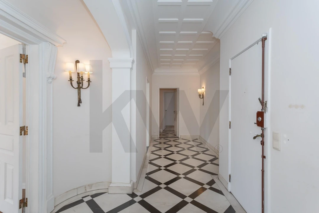 Apartamento T5 para Arrendamento em Santo António Foto 5