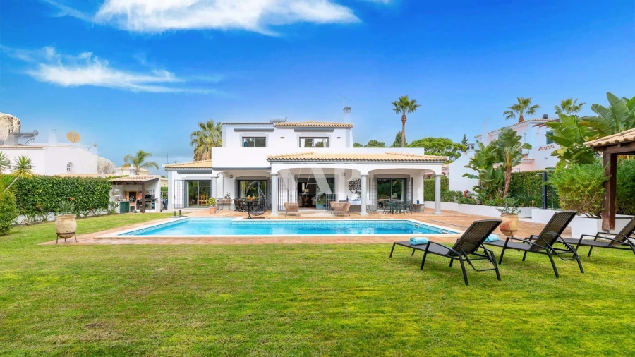 Moradia T4 para Venda em Quarteira