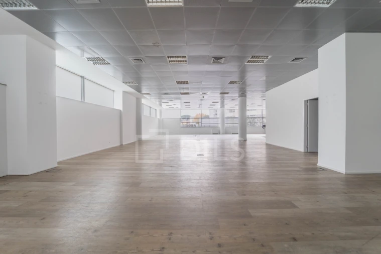 Prédio para Arrendamento em Lordelo do Ouro e Massarelos Foto 12