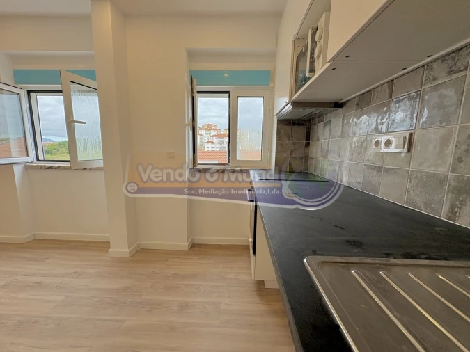 Apartamento T1 para Venda em Porto Salvo Foto 3