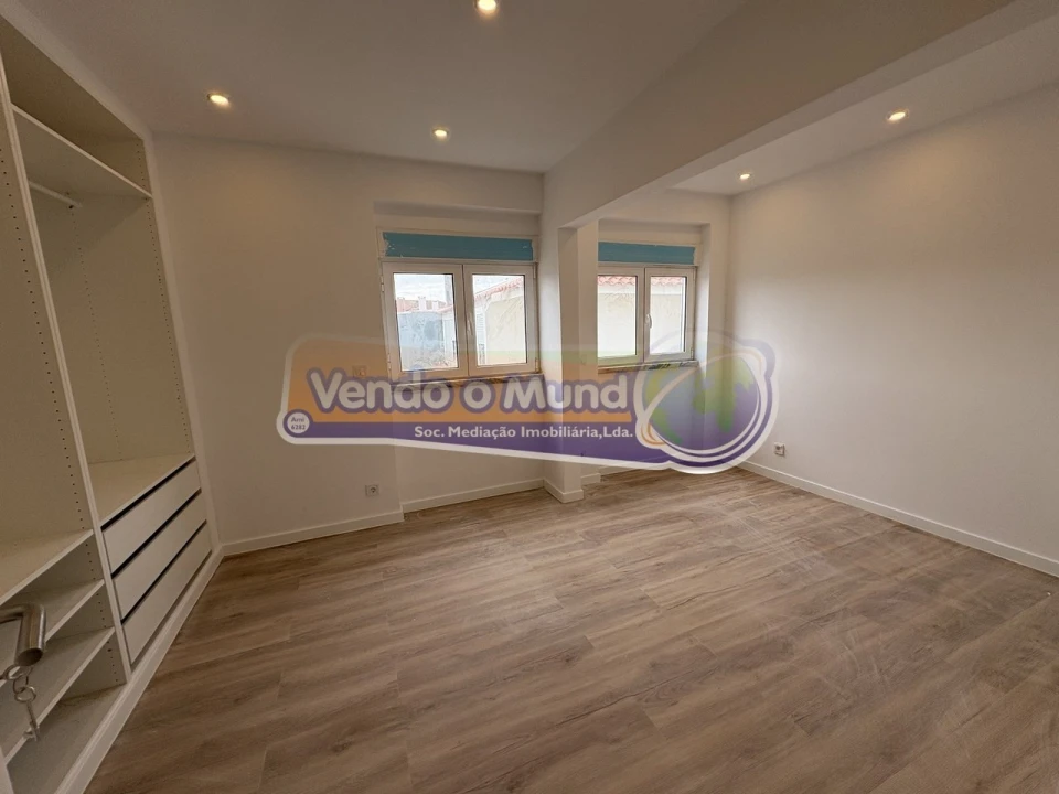 Apartamento T1 para Venda em Porto Salvo Foto 14