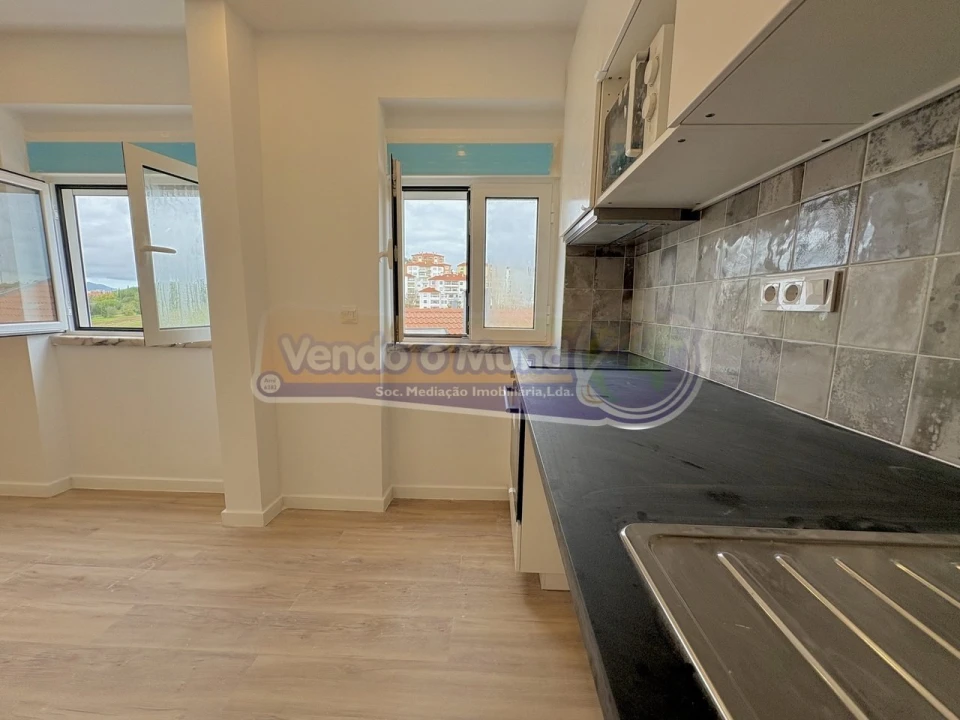 Apartamento T1 para Venda em Porto Salvo Foto 3