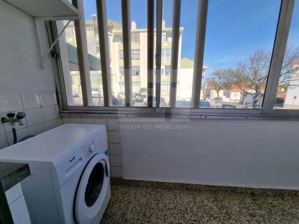 Apartamento T2 para Venda em Porto Salvo Foto 3