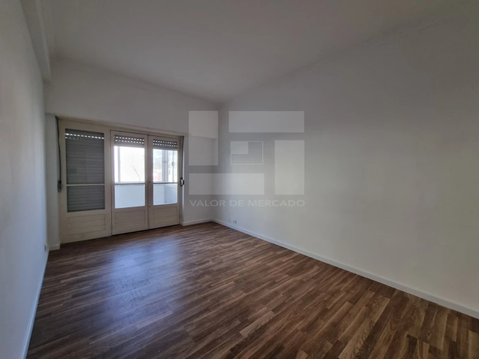 Apartamento T2 para Venda em Porto Salvo Foto 8