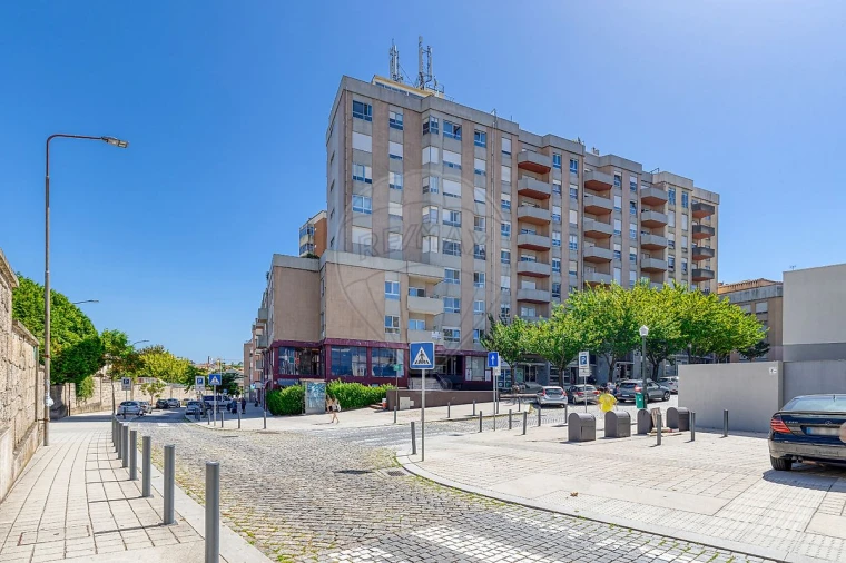 Apartamento T3 para Venda em Cedofeita, Santo Ildefonso, Sé, Miragaia, São Nicolau e Vitória Foto 2