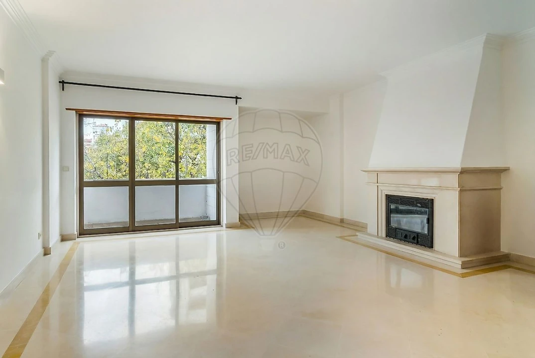 Apartamento T3 para Arrendamento em Benfica Foto 2