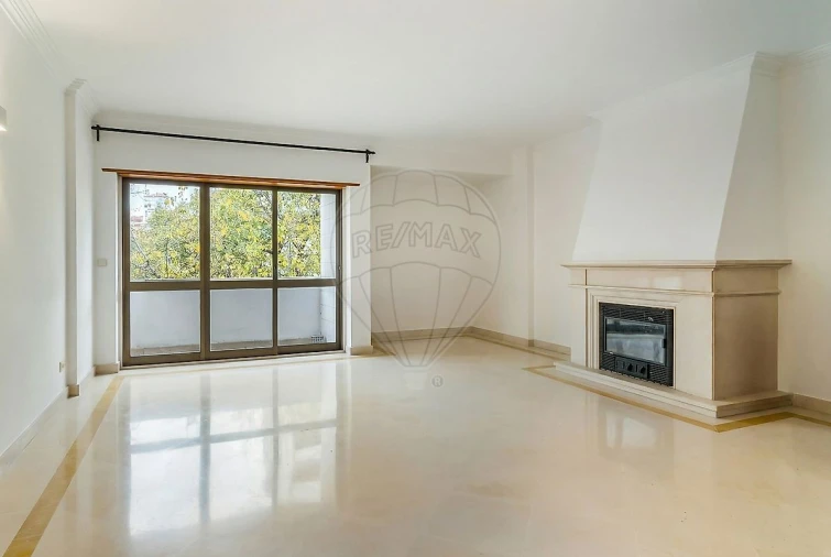 Apartamento T3 para Arrendamento em Benfica Foto 2