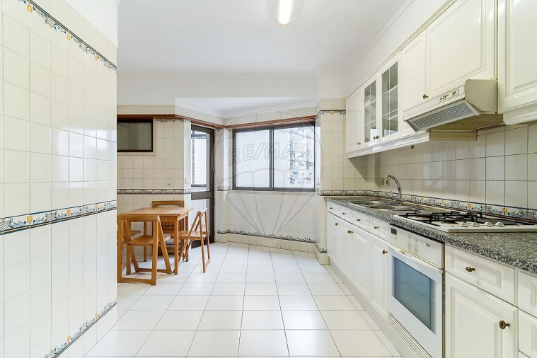 Apartamento T3 para Arrendamento em Benfica Foto 9