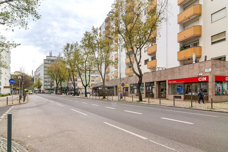 Apartamento T3 para Arrendamento em Benfica Foto 1