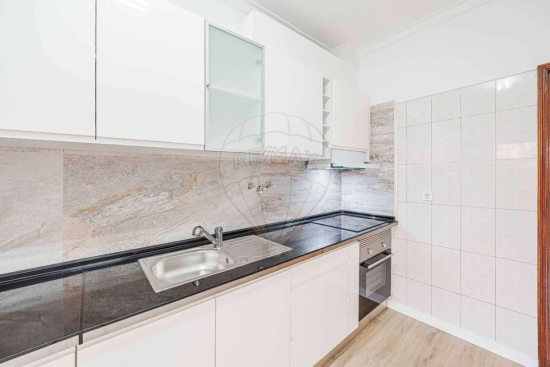 Apartamento T2 para Venda em Agualva e Mira-Sintra Foto 14