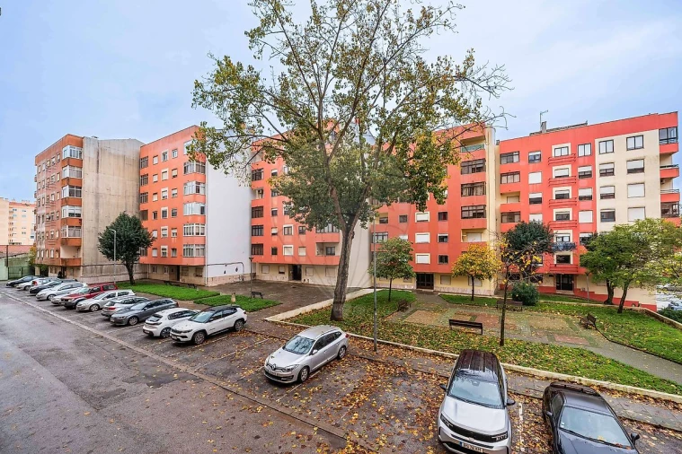 Apartamento T2 para Venda em Agualva e Mira-Sintra Foto 5