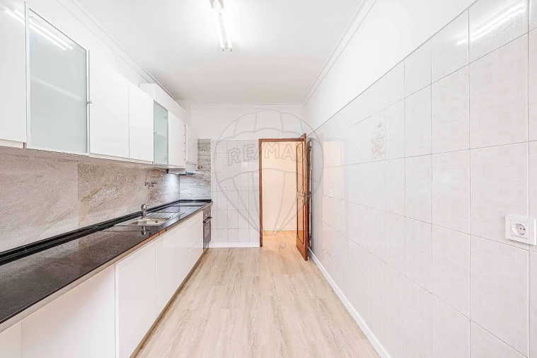 Apartamento T2 para Venda em Agualva e Mira-Sintra Foto 17