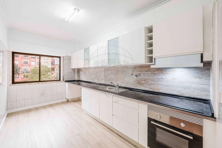 Apartamento T2 para Venda em Agualva e Mira-Sintra Foto 13