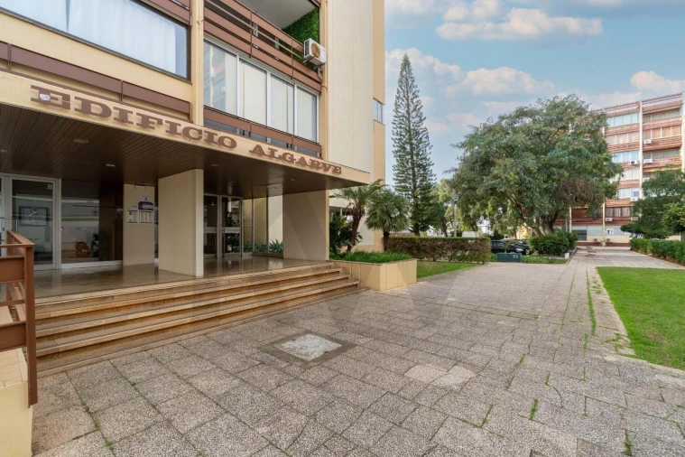 Apartamento para Venda em Quarteira Foto 2