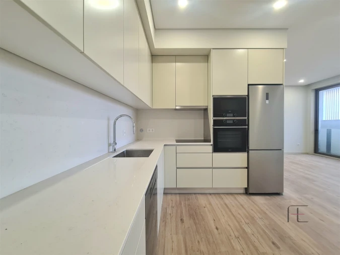 Apartamento T2 para Arrendamento em Espinho Foto 4