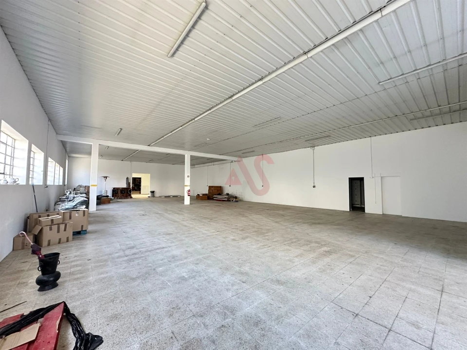 Armazém para Arrendamento em Creixomil Foto 2