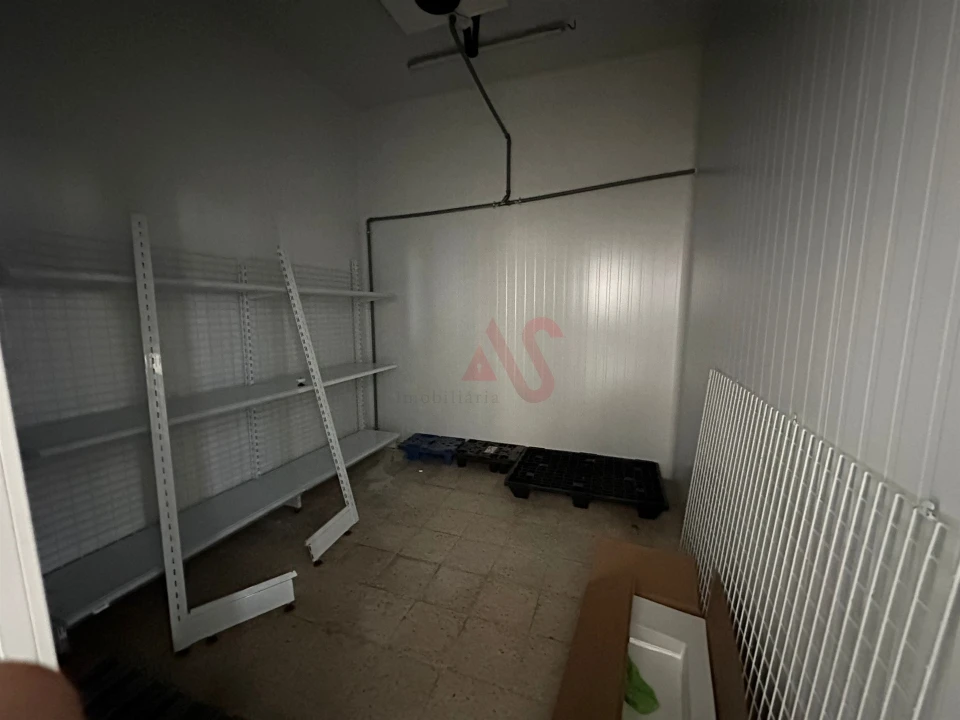 Armazém para Arrendamento em Creixomil Foto 8