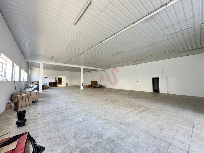 Armazém para Arrendamento em Creixomil Foto 2