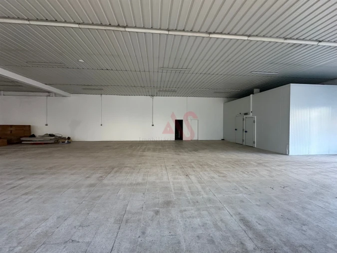 Armazém para Arrendamento em Creixomil Foto 4