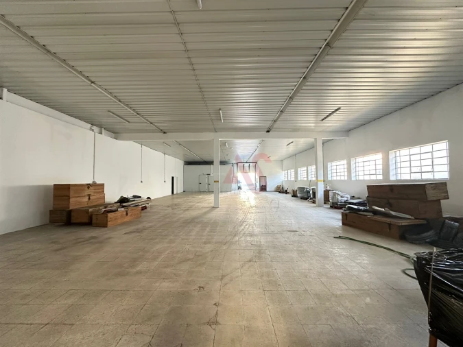 Armazém para Arrendamento em Creixomil Foto 6