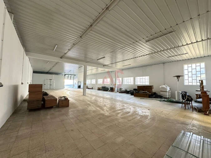 Armazém para Arrendamento em Creixomil Foto 3