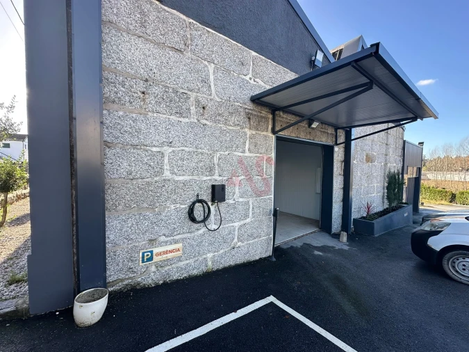 Armazém para Arrendamento em Creixomil