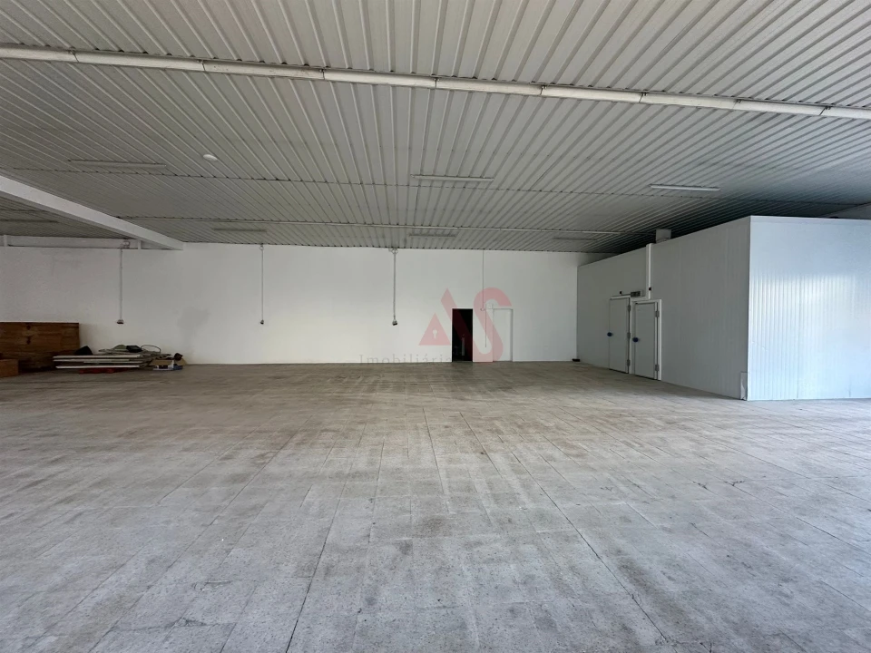 Armazém para Arrendamento em Creixomil Foto 4