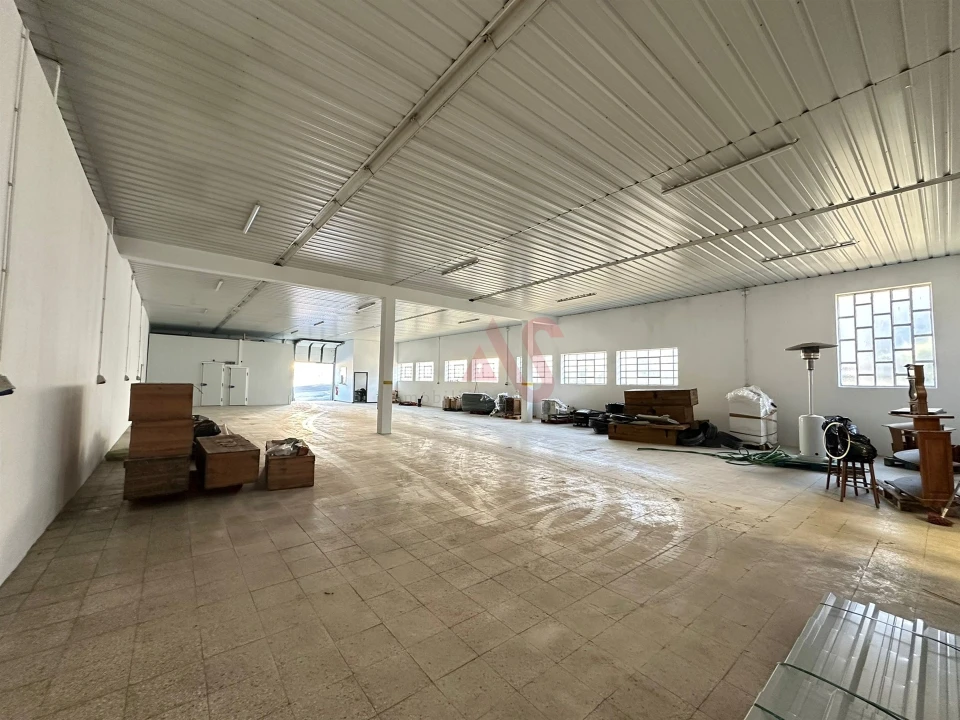 Armazém para Arrendamento em Creixomil Foto 3