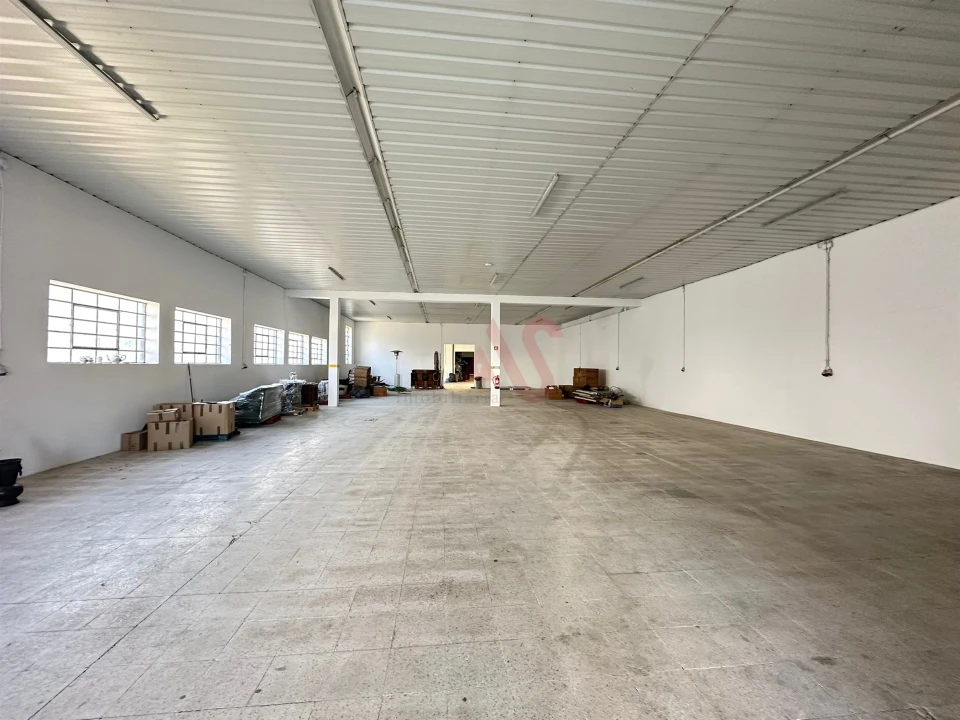 Armazém para Arrendamento em Creixomil Foto 5