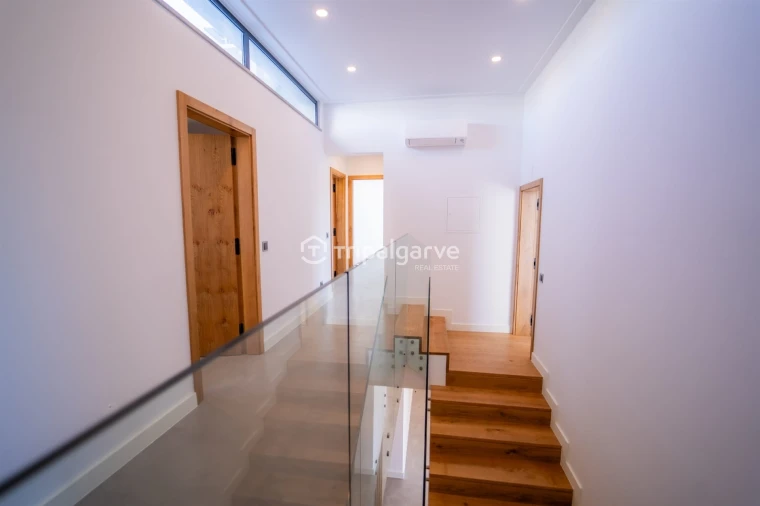 Moradia T5 para Venda em Quarteira Foto 6