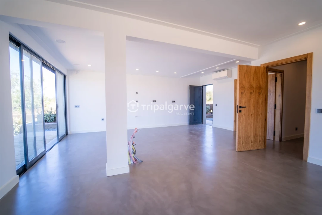 Moradia T5 para Venda em Quarteira Foto 11