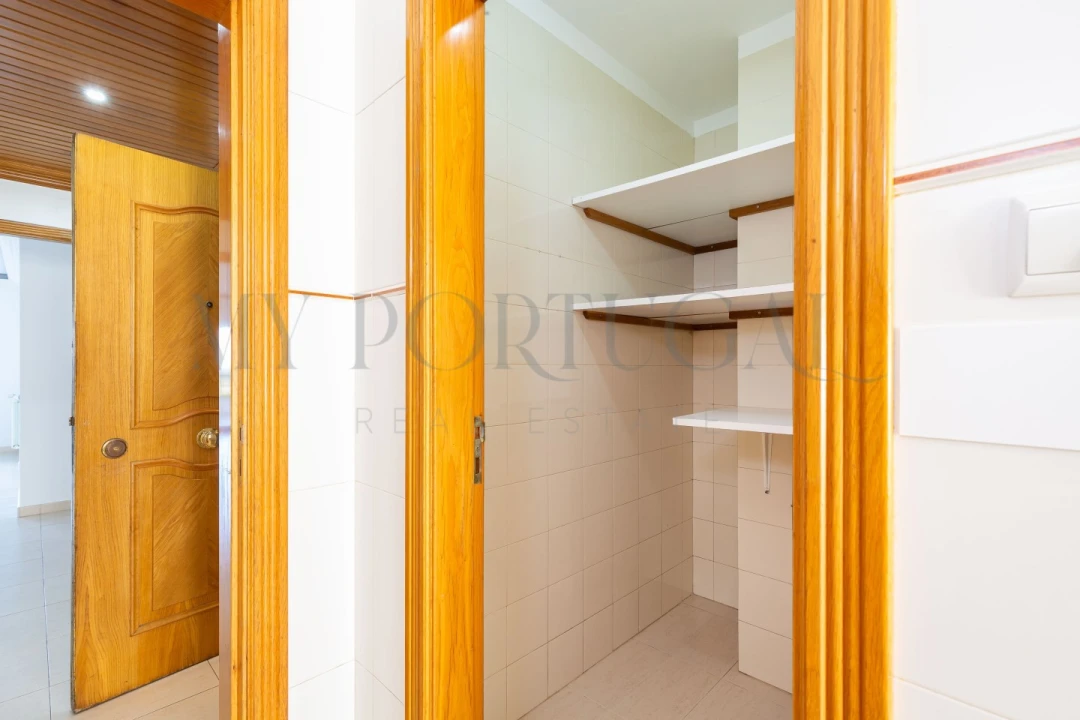 Apartamento T2 para Arrendamento em Mina de Água Foto 26