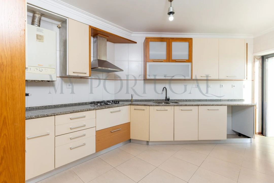 Apartamento T2 para Arrendamento em Mina de Água Foto 30