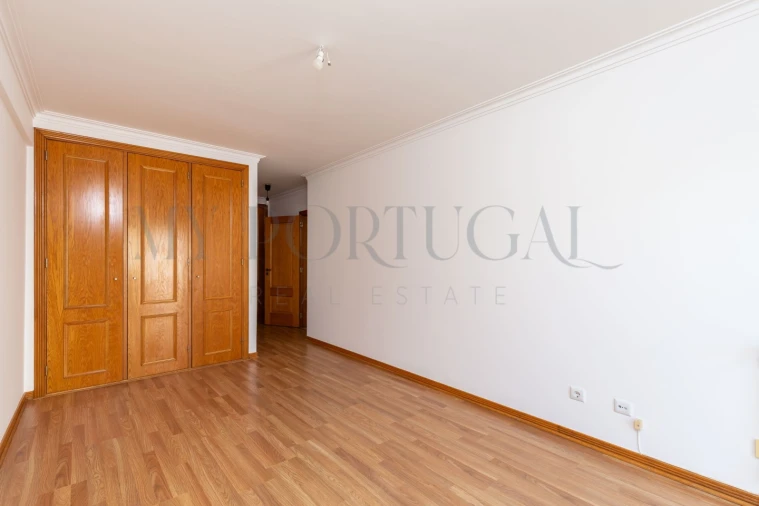 Apartamento T2 para Arrendamento em Mina de Água Foto 22