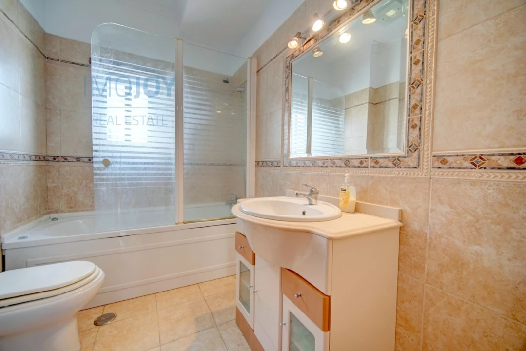 Moradia T5 para Venda em Corroios Foto 28