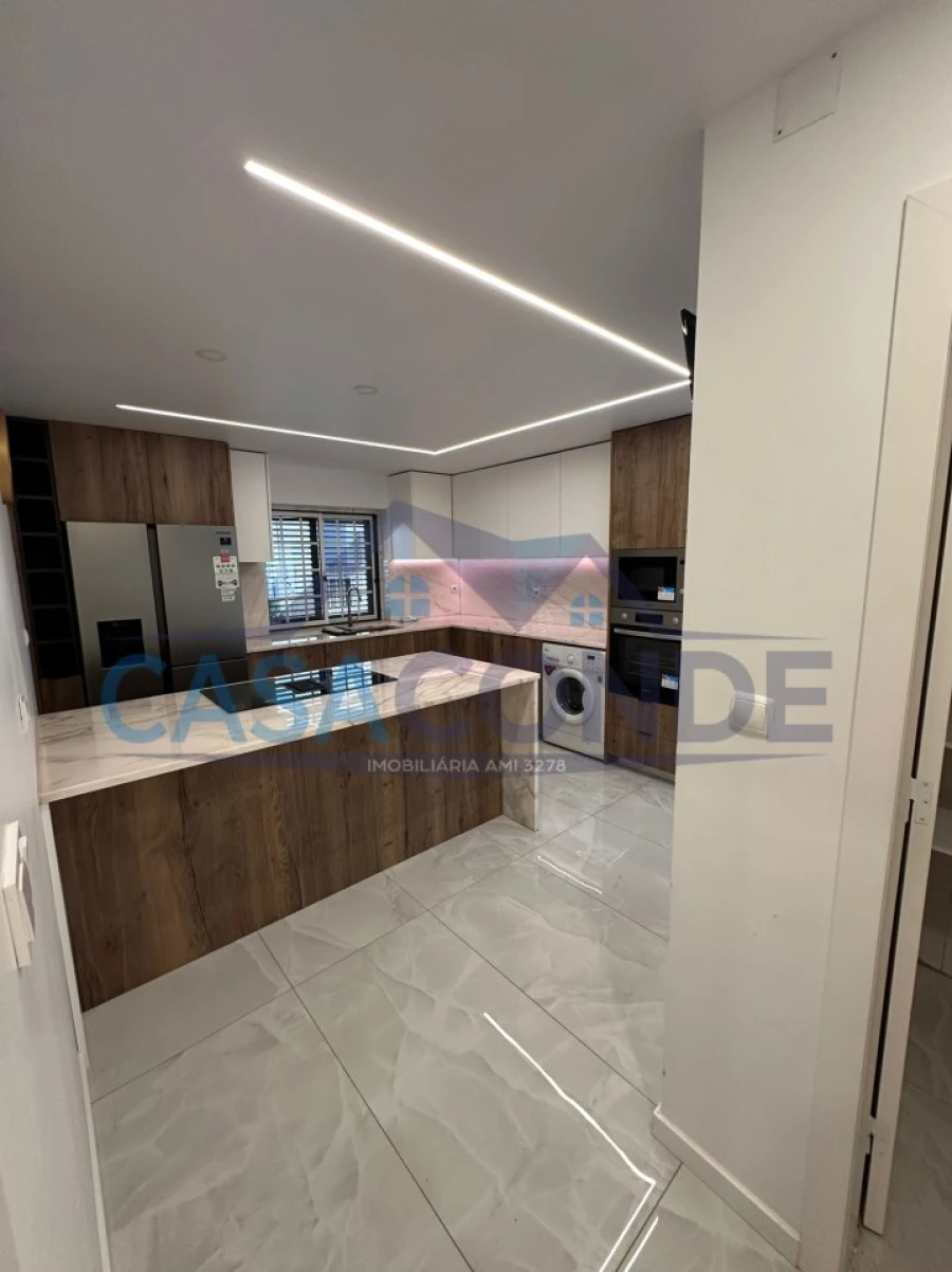 Moradia T4 para Venda em Fernao Ferro Foto 24