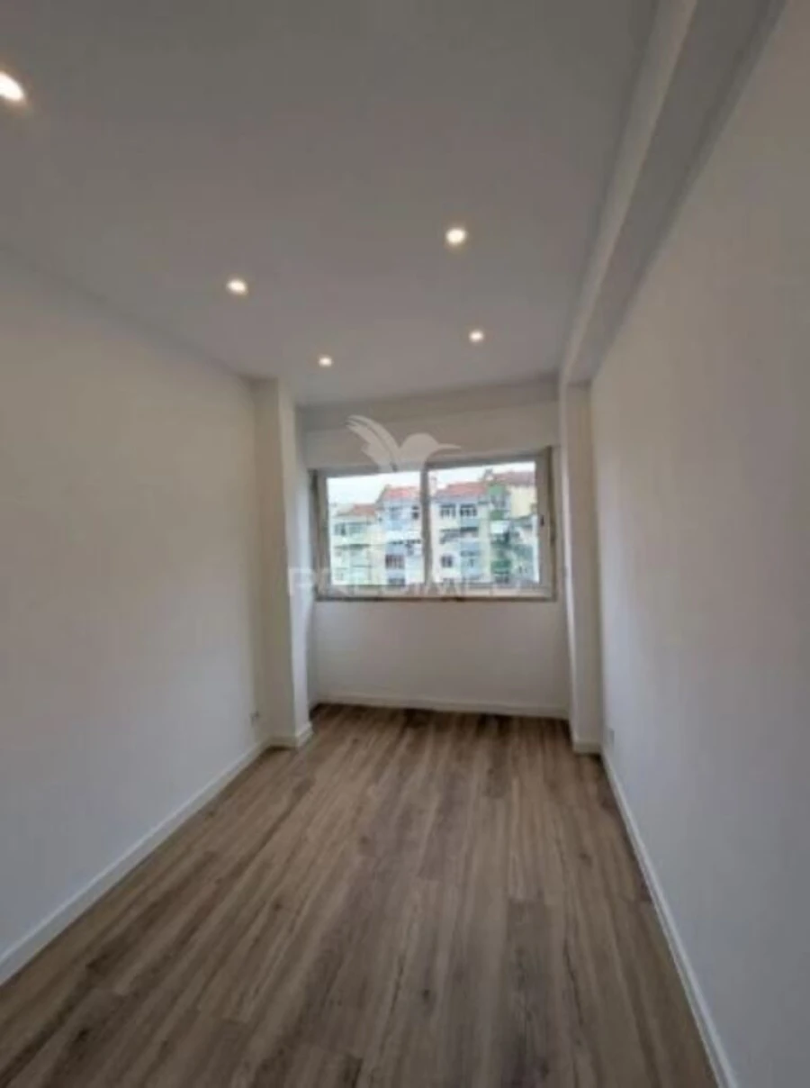 Apartamento T1 para Venda em Porto Salvo Foto 3