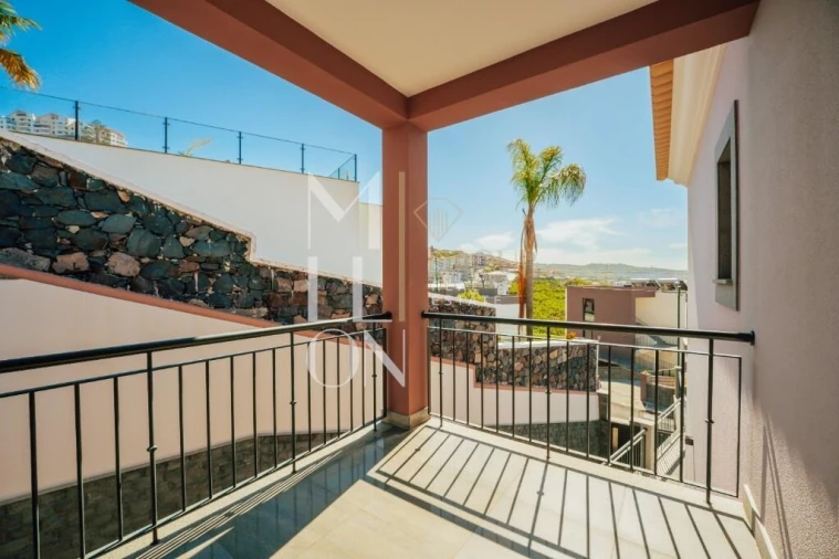 Moradia T4 para Venda em Camara de Lobos Foto 49