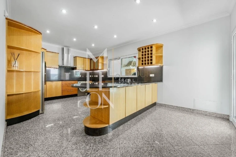 Moradia T4 para Venda em Camara de Lobos Foto 30