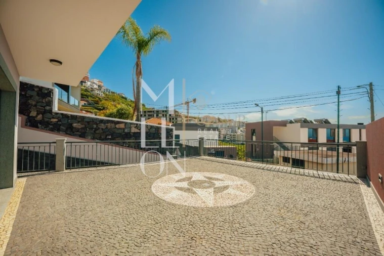 Moradia T4 para Venda em Camara de Lobos Foto 9