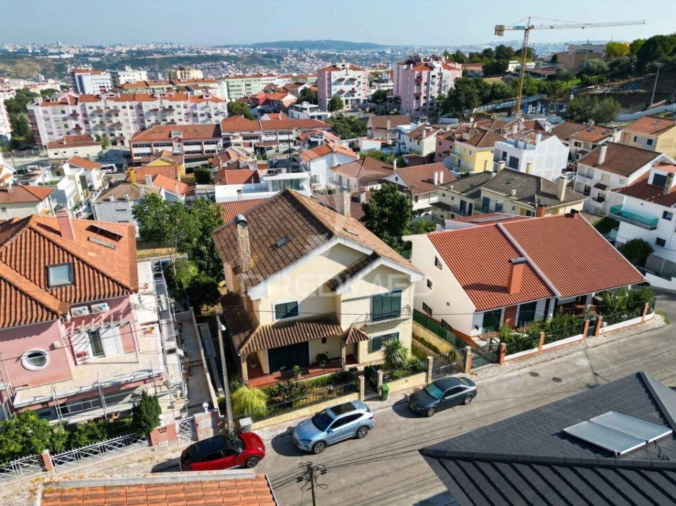 Moradia T4 para Venda em Ramada e Caneças Foto 1