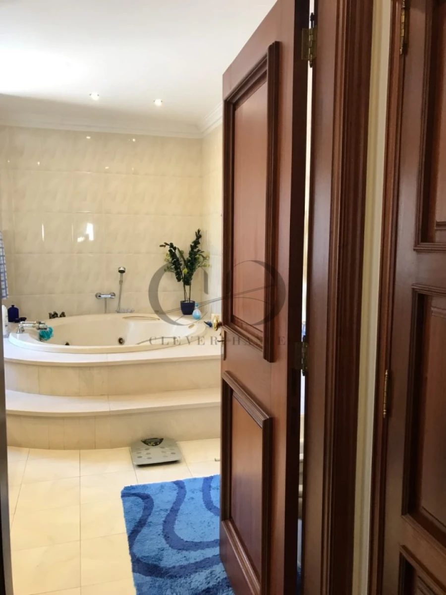 Moradia T5 para Venda em Arcozelo Foto 16