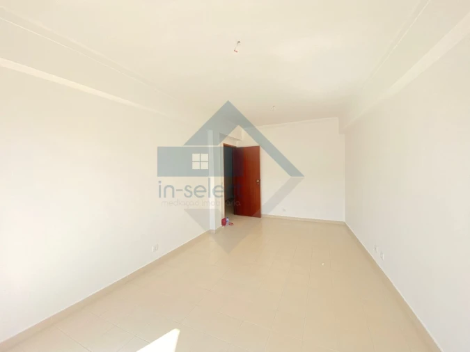 Apartamento T2 para Venda em Quarteira Foto 4