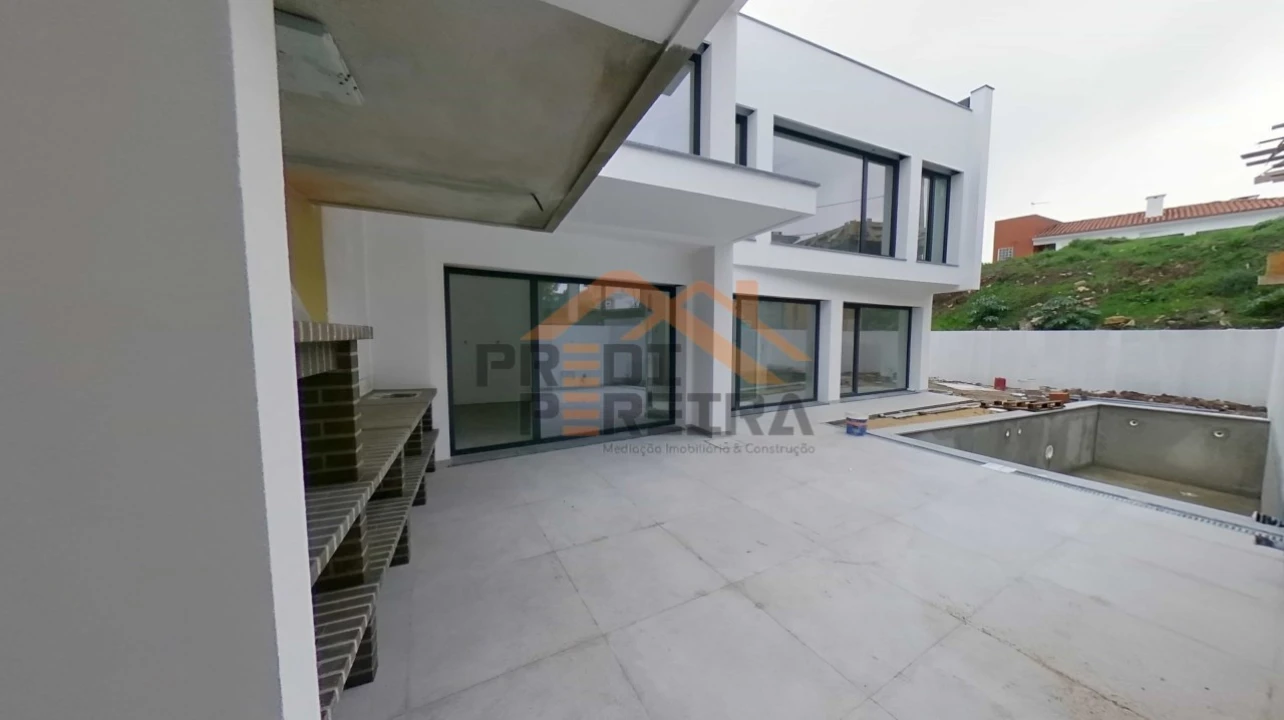 Moradia T4 para Venda em Pontinha e Famões Foto 1