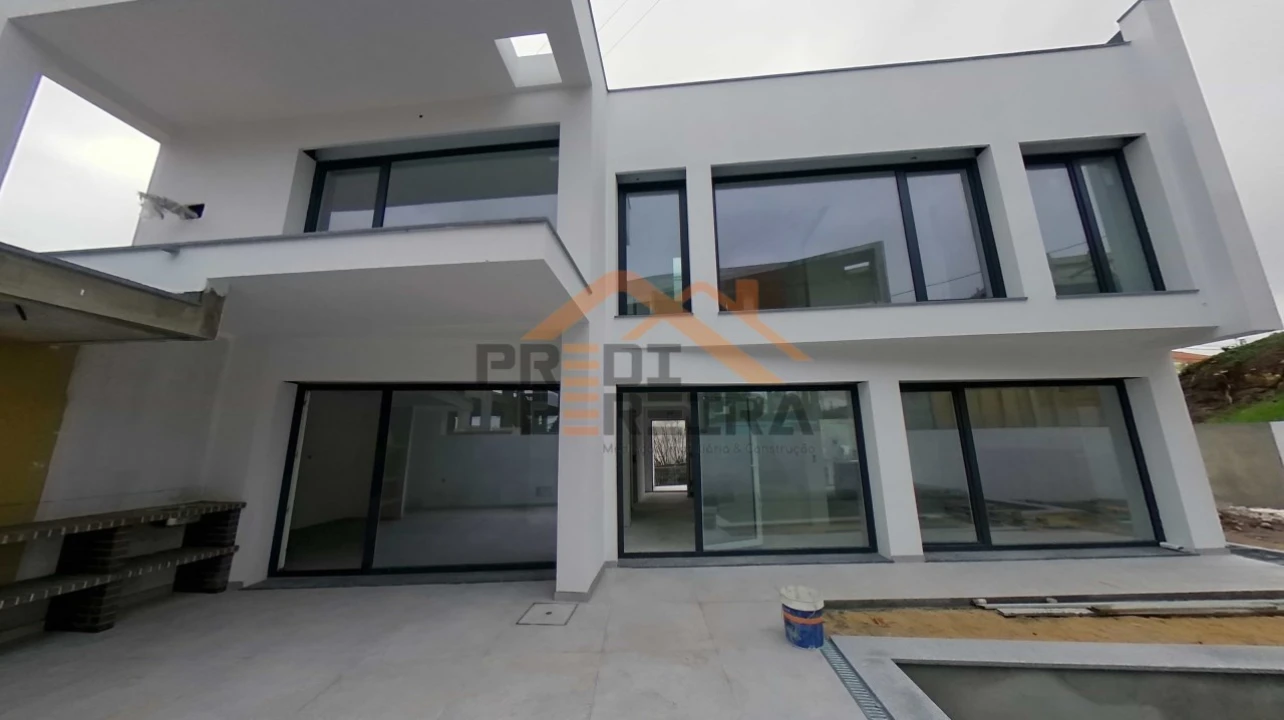 Moradia T4 para Venda em Pontinha e Famões Foto 3