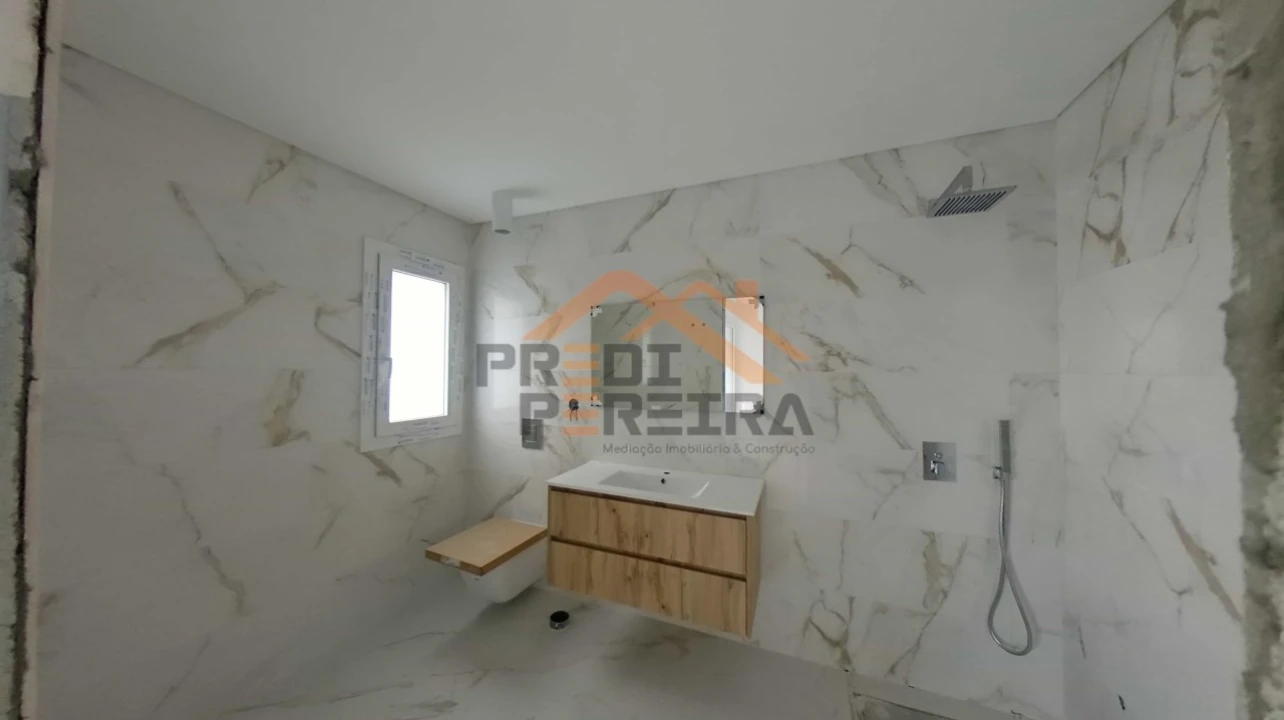 Moradia T4 para Venda em Pontinha e Famões Foto 9