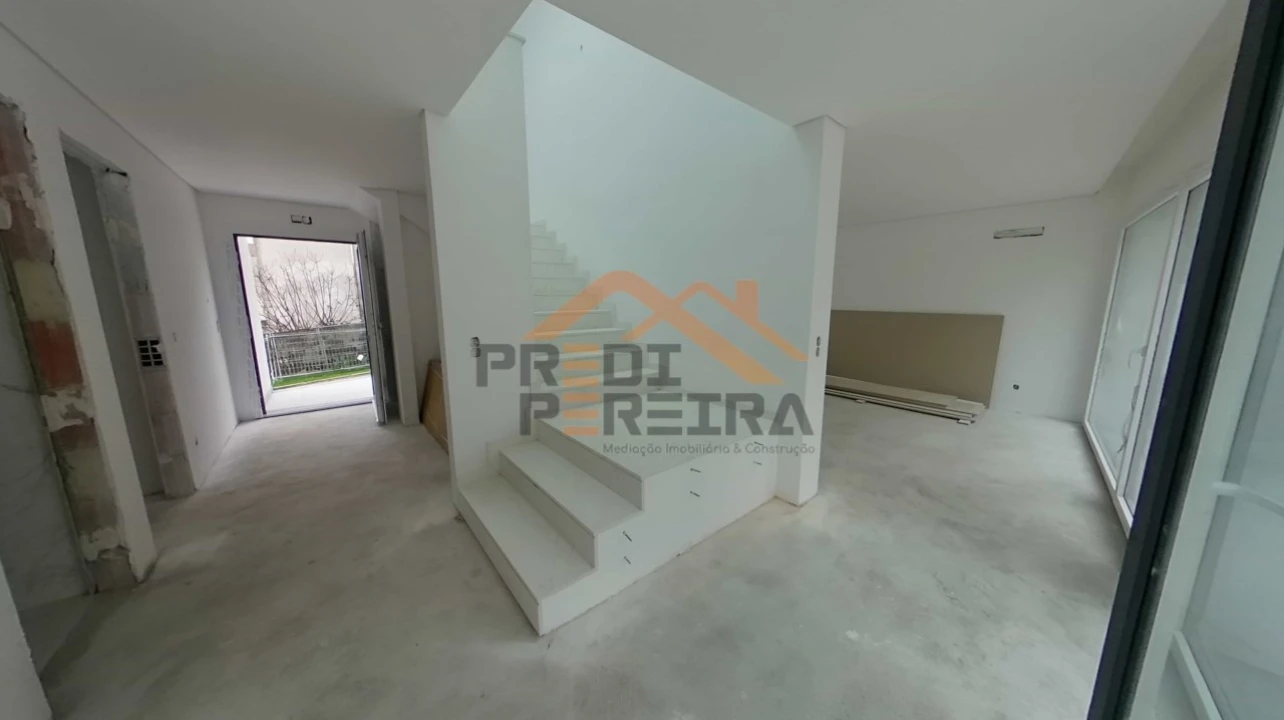 Moradia T4 para Venda em Pontinha e Famões Foto 11