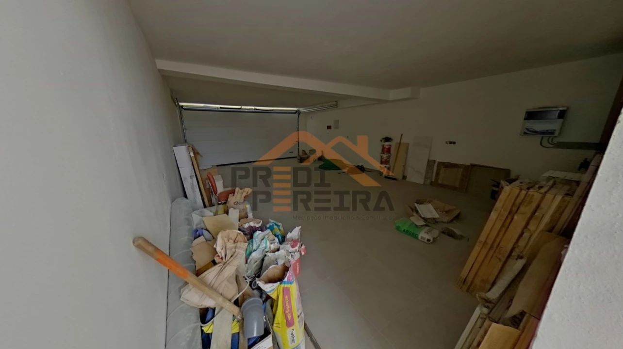 Moradia T4 para Venda em Pontinha e Famões Foto 13